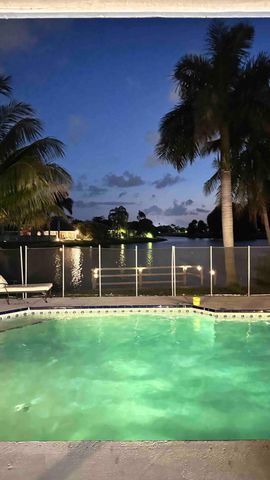 2060 Amesbury Circle, Wellington, FL 33414