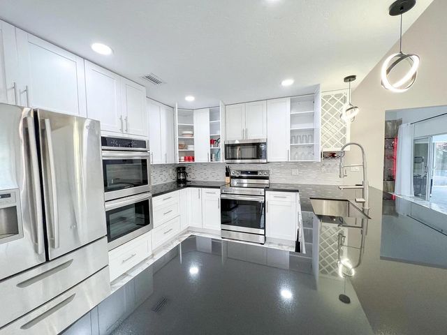 2060 Amesbury Circle, Wellington, FL 33414