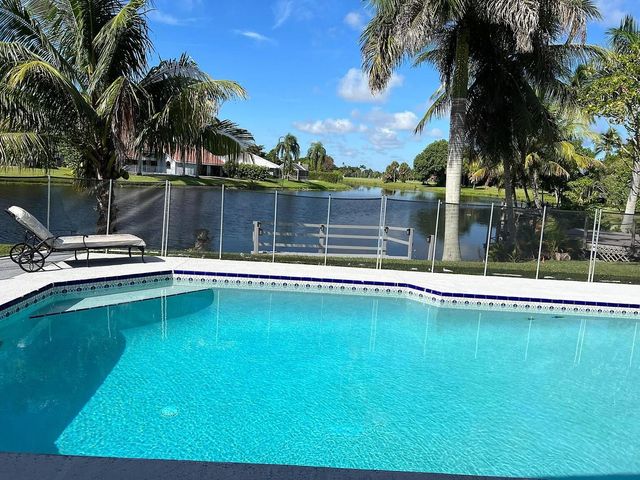 2060 Amesbury Circle, Wellington, FL 33414