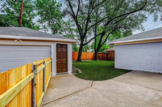 7622 Braesglen Drive, Houston, TX 77071