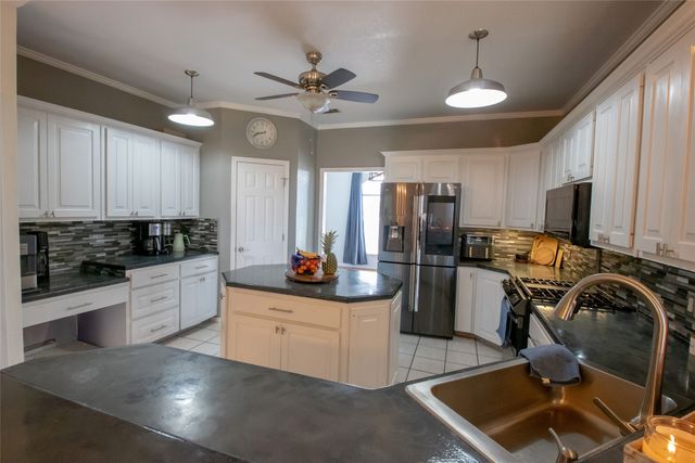514 Preston Drive, Pottsboro, TX 75076