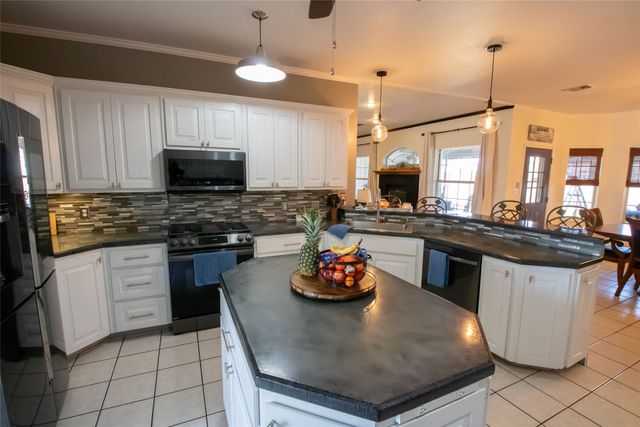 514 Preston Drive, Pottsboro, TX 75076