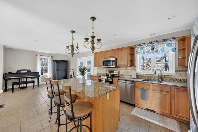 715 County Road, Rochester, MA 02770