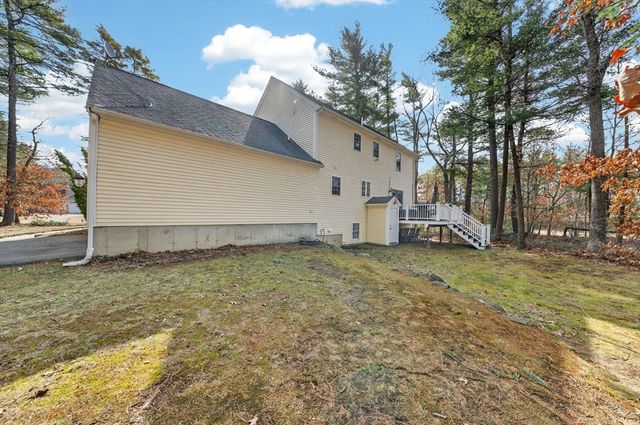 715 County Road, Rochester, MA 02770