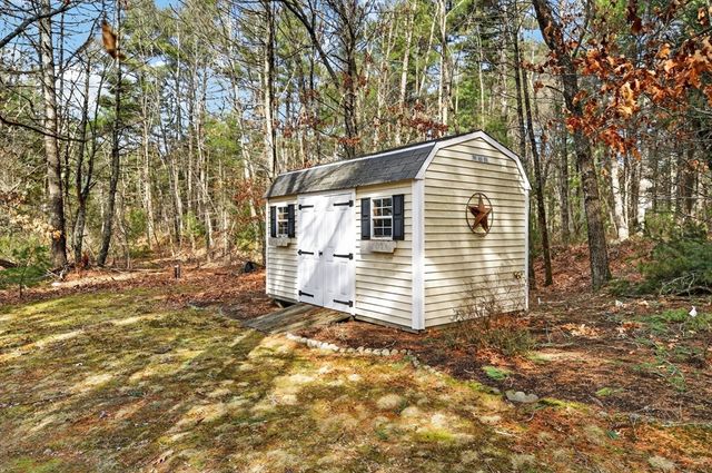 715 County Road, Rochester, MA 02770