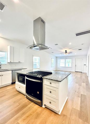 4808 Avenue S A, Galveston, TX 77551