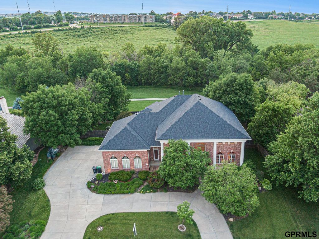 686 N 164th Street, Omaha, NE 68118