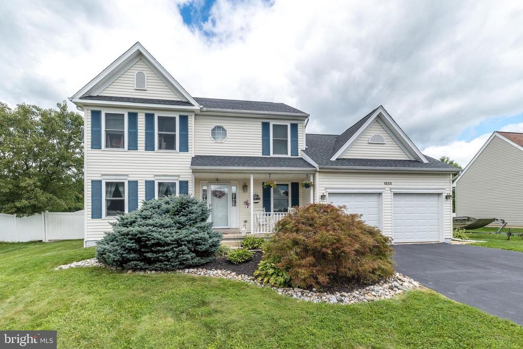 1233 COBBLESTONE DR, QUAKERTOWN, PA 18951 — exterior