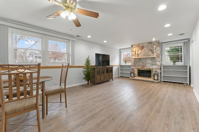 309 Plymouth Lane NW, Bloomingdale, IL 60108