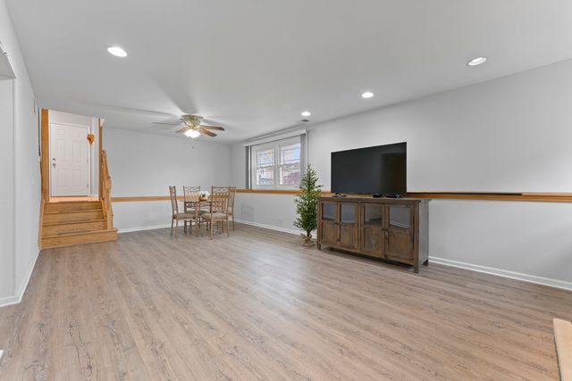 309 Plymouth Lane NW, Bloomingdale, IL 60108