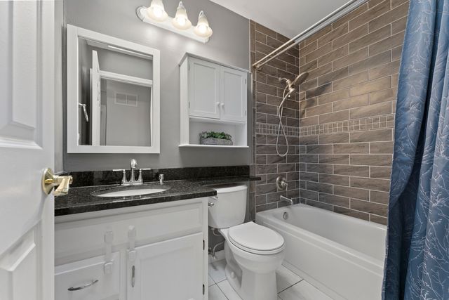 309 Plymouth Lane NW, Bloomingdale, IL 60108