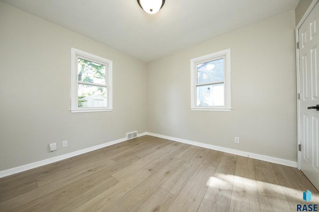 604 S Highland Ave, Sioux Falls, SD 57103
