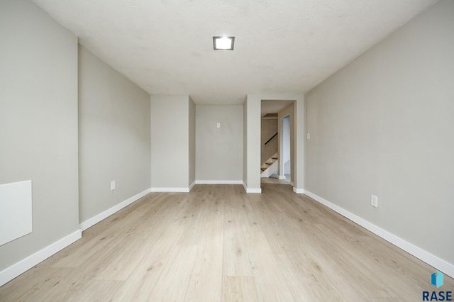 604 S Highland Ave, Sioux Falls, SD 57103