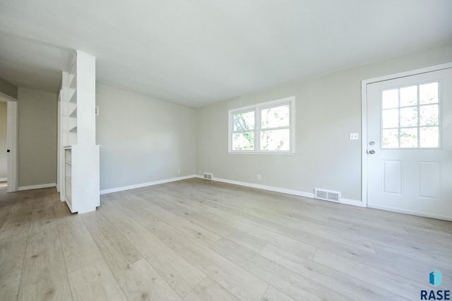 604 S Highland Ave, Sioux Falls, SD 57103