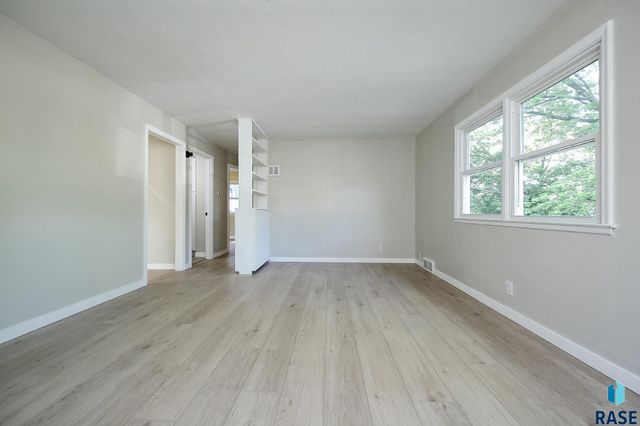 604 S Highland Ave, Sioux Falls, SD 57103