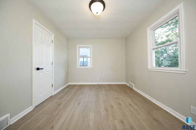 604 S Highland Ave, Sioux Falls, SD 57103