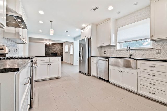 1703 SE P Street, Bentonville, AR 72712