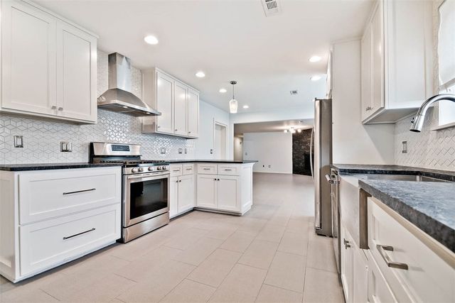 1703 SE P Street, Bentonville, AR 72712