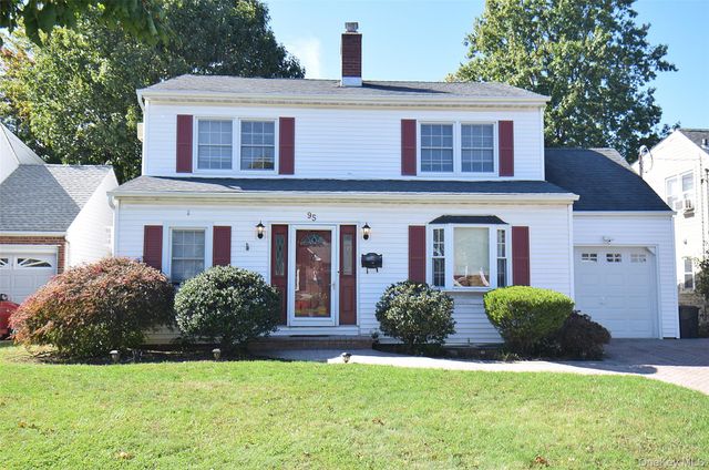 95 Krug Place, Mineola, NY 11501