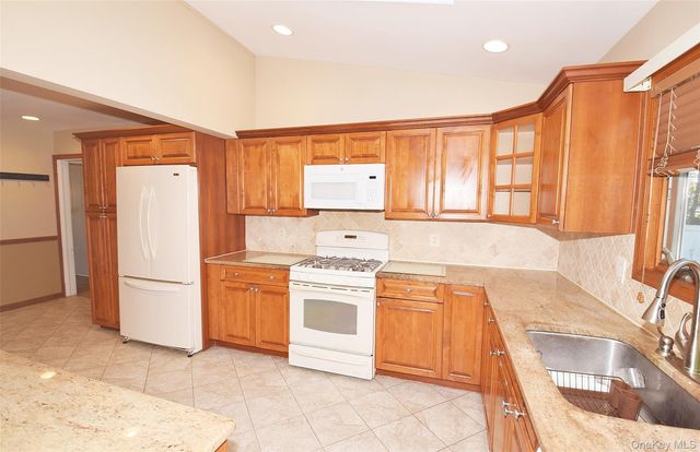 95 Krug Place, Mineola, NY 11501