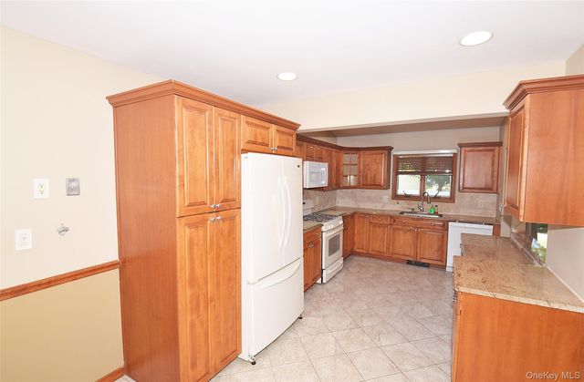 95 Krug Place, Mineola, NY 11501