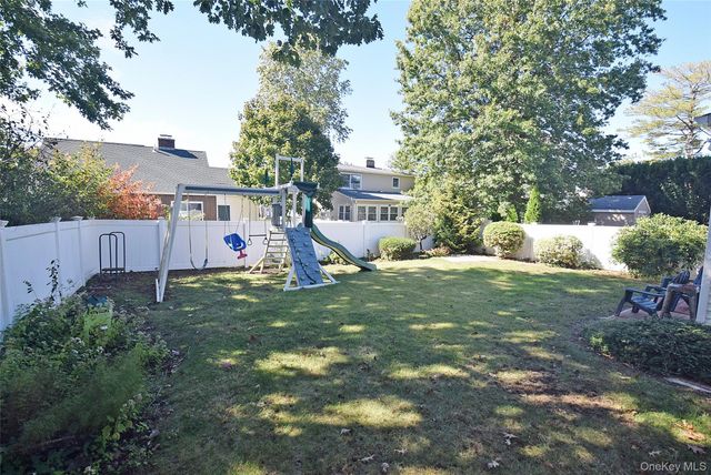 95 Krug Place, Mineola, NY 11501