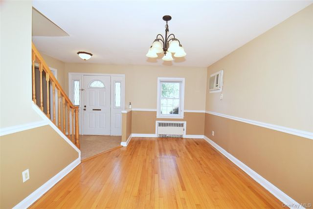 95 Krug Place, Mineola, NY 11501