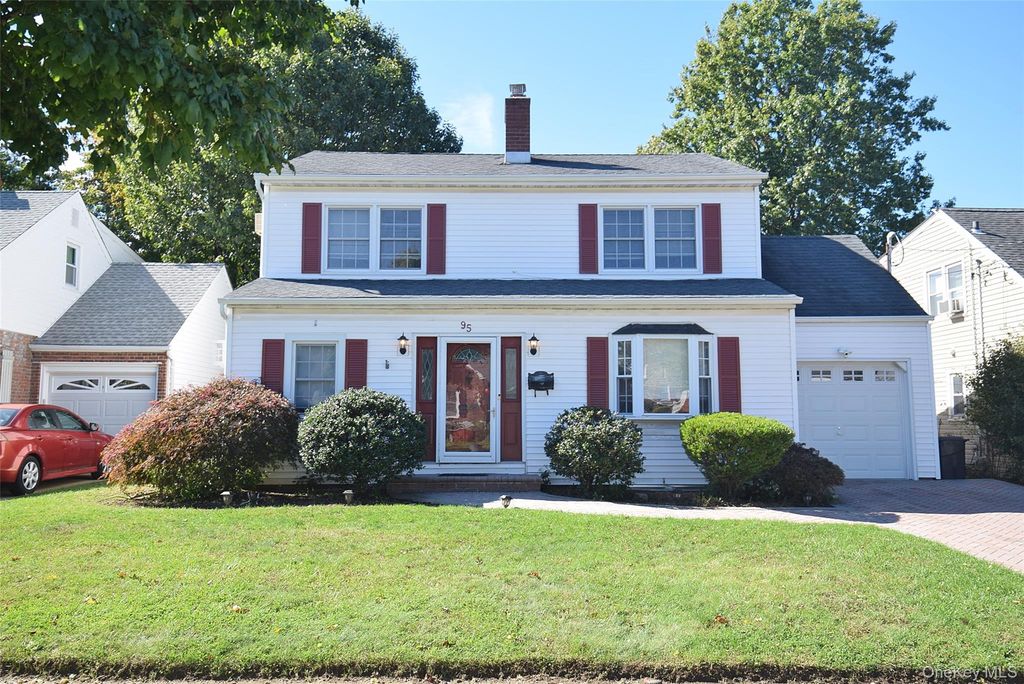 95 Krug Place, Mineola, NY 11501