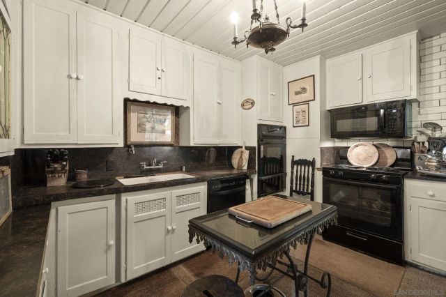 1570 Virginia Way, La Jolla, CA 92037