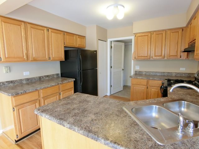 905 Sturnbridge Court, Schaumburg, IL 60173