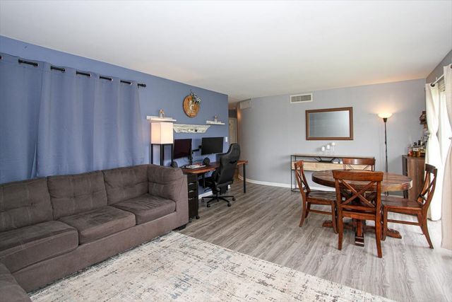 2300 Old Tavern Road 203, Lisle, IL 60532
