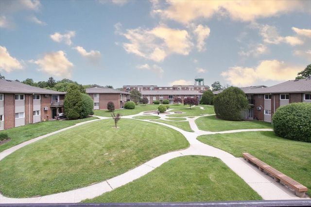 2300 Old Tavern Road 203, Lisle, IL 60532