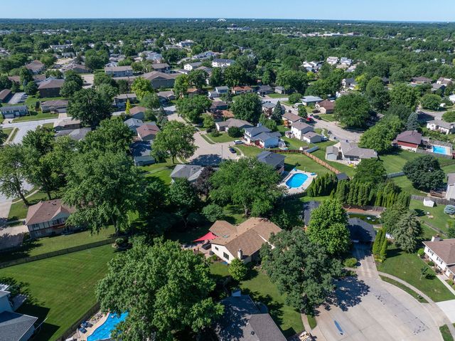 4405 Montclair Court, Bettendorf, IA 52722