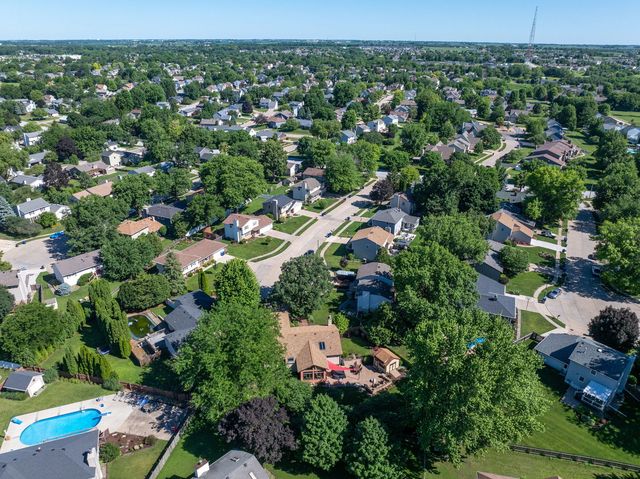 4405 Montclair Court, Bettendorf, IA 52722