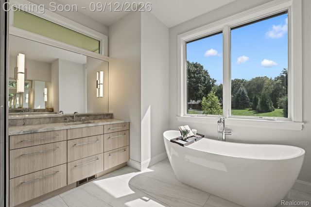 1465 Sodon Lake Drive, Bloomfield Charter Township, MI 48302