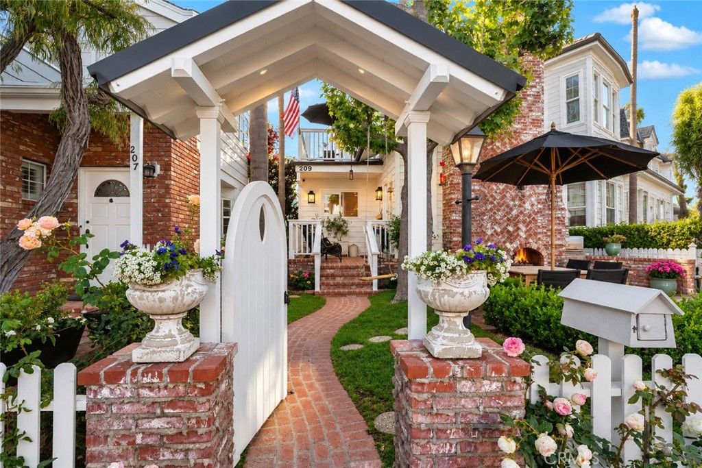 209 Diamond Avenue, Newport Beach, CA 92662 — exterior