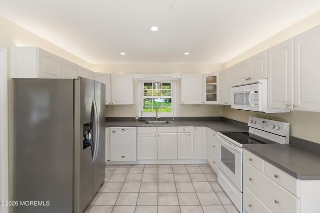 28 Maxwell Lane, Manalapan, NJ 07726