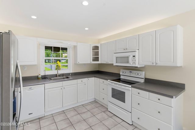 28 Maxwell Lane, Manalapan, NJ 07726