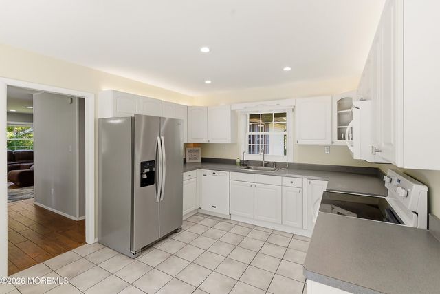 28 Maxwell Lane, Manalapan, NJ 07726