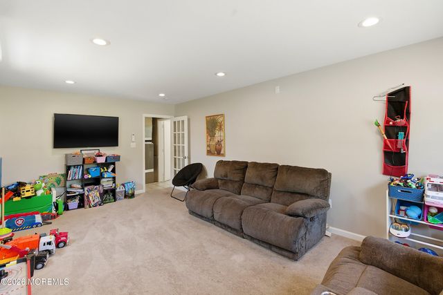 28 Maxwell Lane, Manalapan, NJ 07726