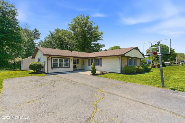 28 Maxwell Lane, Manalapan, NJ 07726