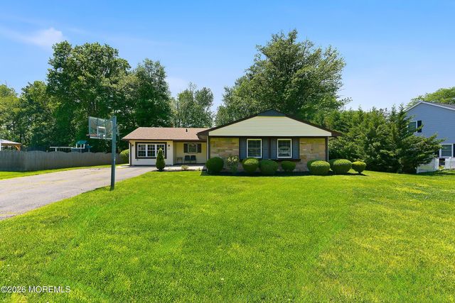 28 Maxwell Lane, Manalapan, NJ 07726