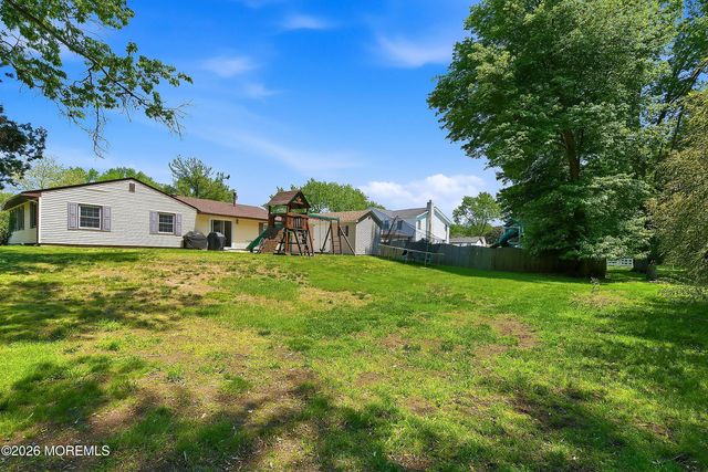 28 Maxwell Lane, Manalapan, NJ 07726