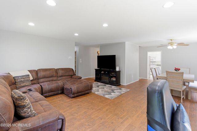 28 Maxwell Lane, Manalapan, NJ 07726