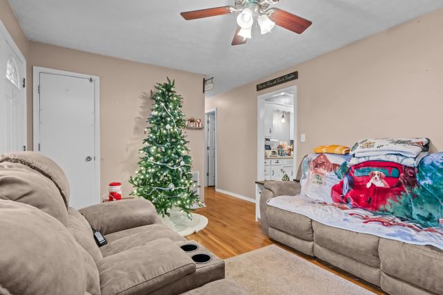 58 Florence St, Mc Ewen, TN 37101