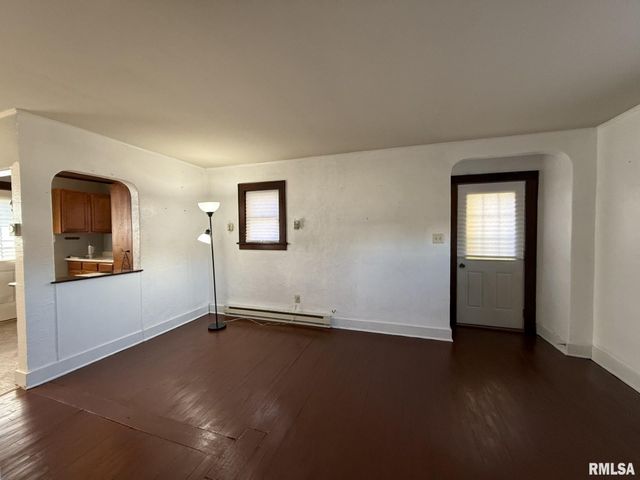 215 S CHAMBERLAIN Street, Roseville, IL 61473