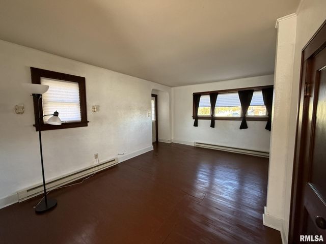 215 S CHAMBERLAIN Street, Roseville, IL 61473