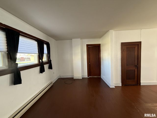 215 S CHAMBERLAIN Street, Roseville, IL 61473