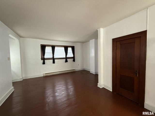 215 S CHAMBERLAIN Street, Roseville, IL 61473