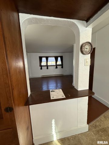 215 S CHAMBERLAIN Street, Roseville, IL 61473